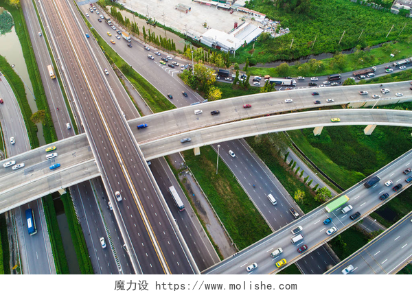 航拍高速公路行驶的车辆从车辆移动运输概念看交通交叉路口道路